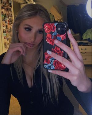 Taylor selfie sneaky cleavage