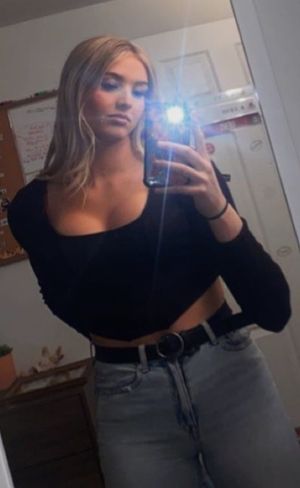 Taylor selfie pumping up the cleavage