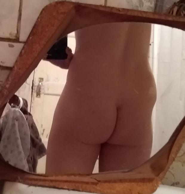 Cute arse mirror selfie