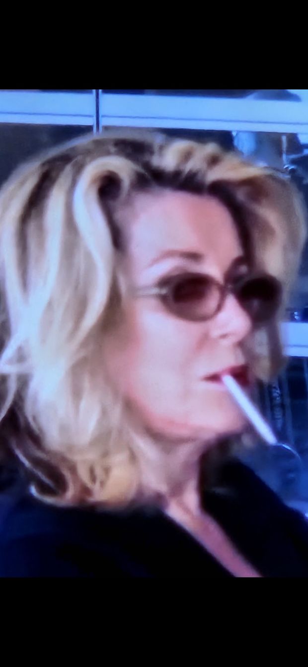 CATHERINE DENEUVE SMOKING CAPRI 120S ❤️