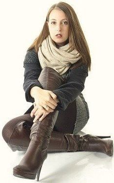 Beautifull redhead with nice boots