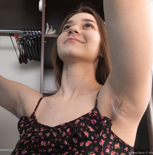 Imagine Cousin - Subtle Seduction - My Cousin knows I can't stop peeking at her Hairy Armpits