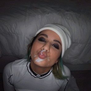 Roxie Sinner cummy kiss