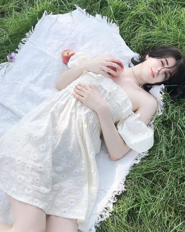 Snow white femboi
