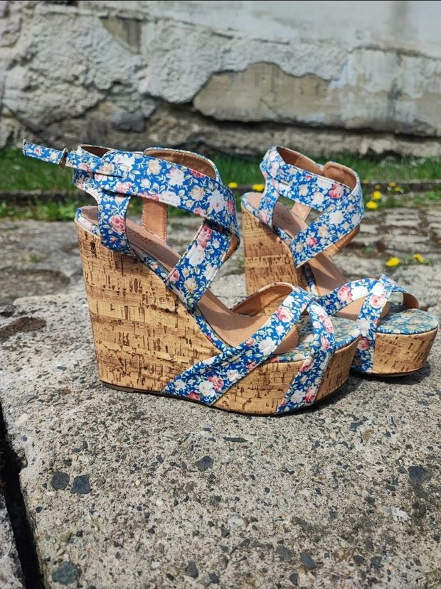 Hot wooden flowers wedge heels
