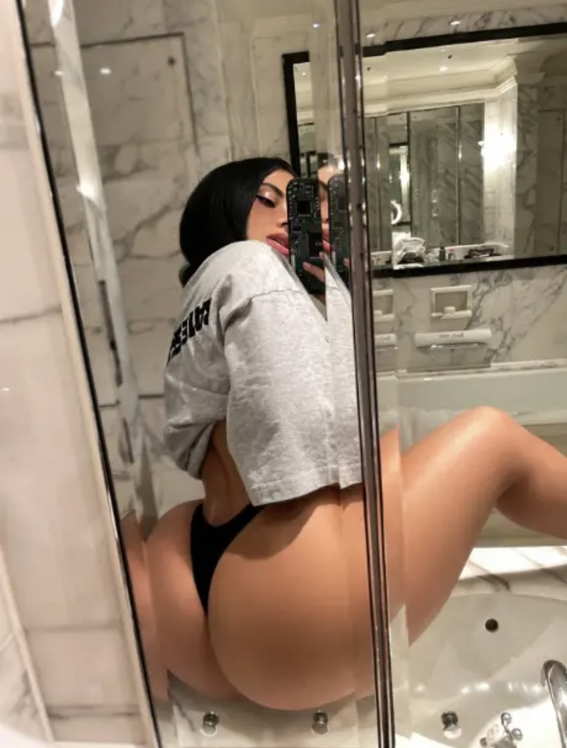 Huge ass in mirror