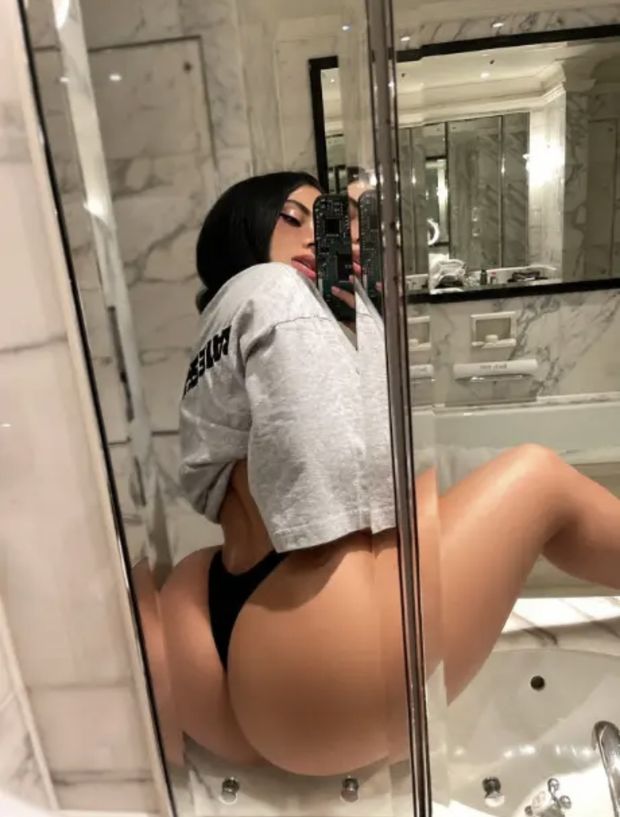 Huge ass in mirror