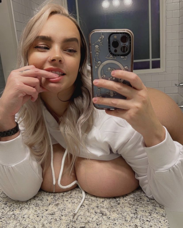 resting her tits on the counter