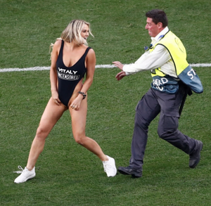 Real photo of streaker with cameltoe