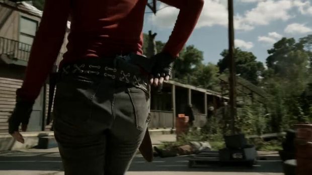 Lauren Cohan - sexy black jean ass walking - The Walking Dead season 11 pic #3!