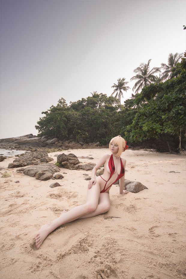 Hot blonde with beautiful legs and feet (kellyesmeraldax on IG)