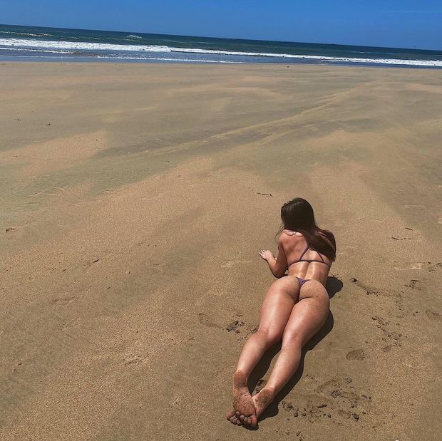 Hot chick laying down in beach (harperrfit on IG)