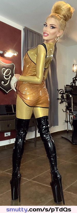 Latex queen