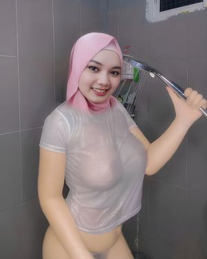 Sexy jilbab with amazing pussy