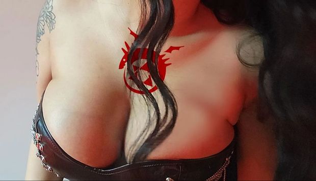 Ebony cosplayer teases boobs