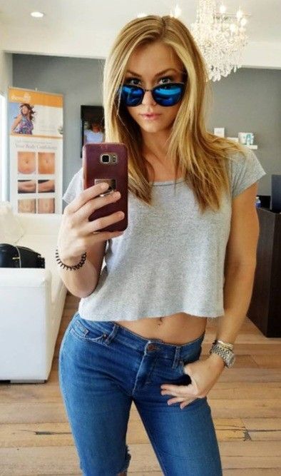 Selfie blonde in sunglasses