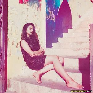 That hot babe looks so damn georgius