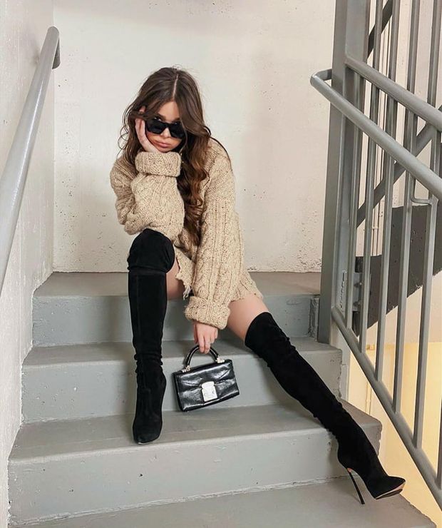 sexy steinfeld on the stairs