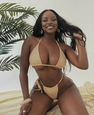 Look at that fat pussy lip hanging out