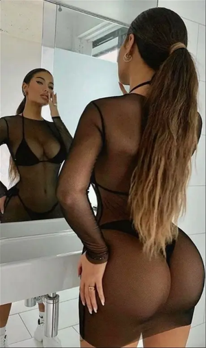 Beautifull babe in front of the mirror