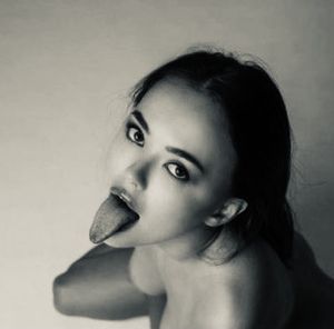 Li Moon Noir Tongue Face