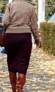 Lovely PAWG grandma seems to be wearing a thong