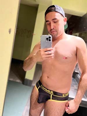Gorgeous strong guy with sexy underwear letting a clear view for the big bulge