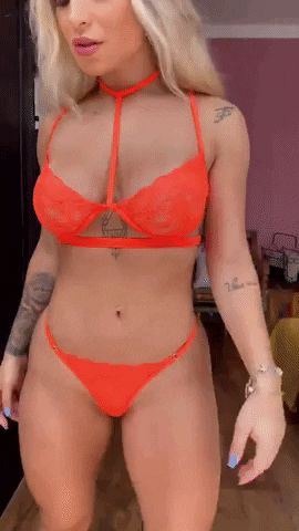 Fiama Amorim de lingerie laranja exibindo sua bela bunda