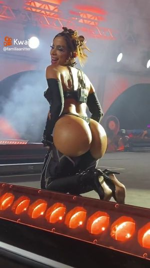 Anitta exibindo a raba