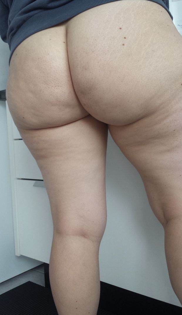 Big Milfy ass in the kitchen