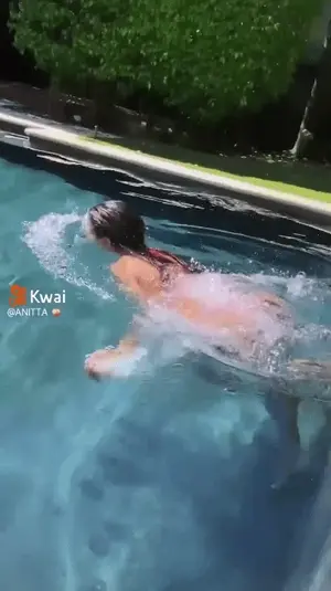 Anitta na piscina