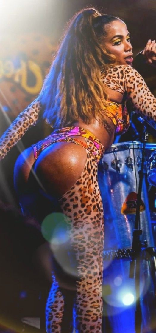 Anitta empinando