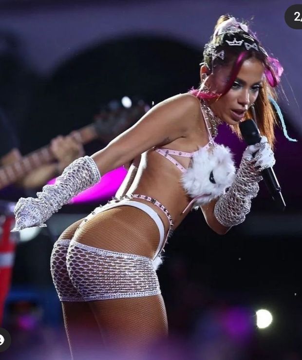 Anitta empinando