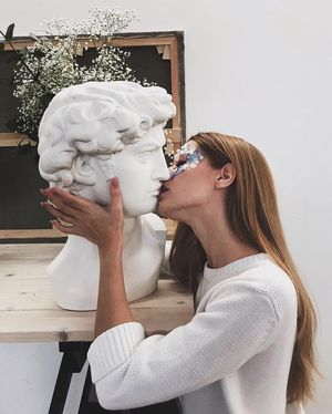 Statue kissing - N I K A (@nika_nikapelka)