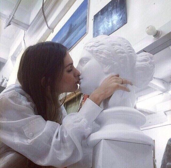 Statue kissing