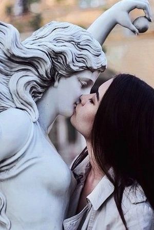 Statue kissing