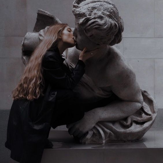 Statue kissing