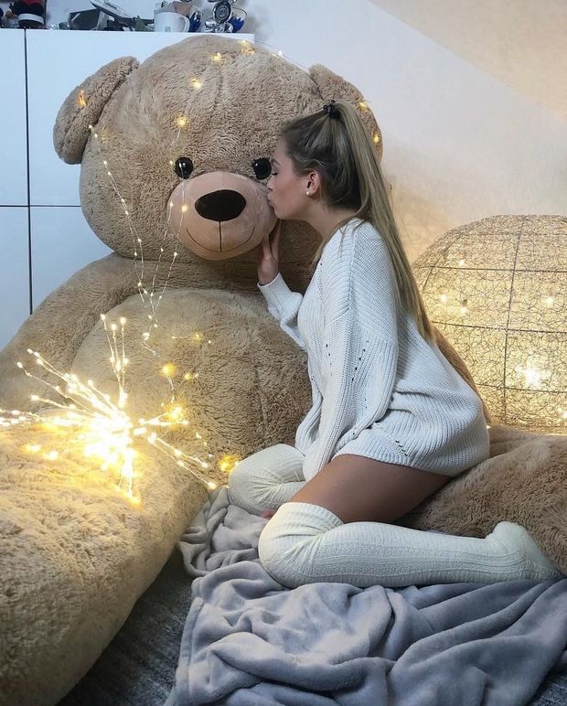 Toy kissing