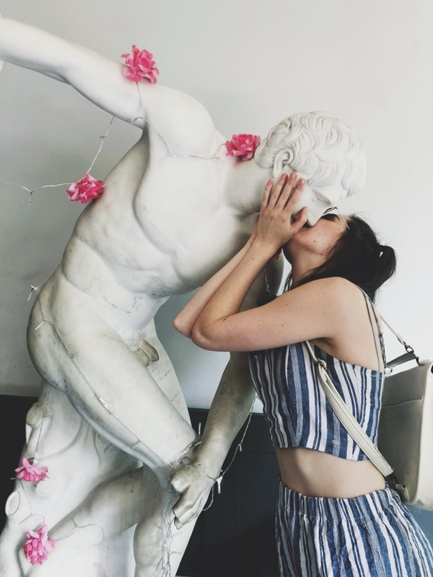 Statue kissing