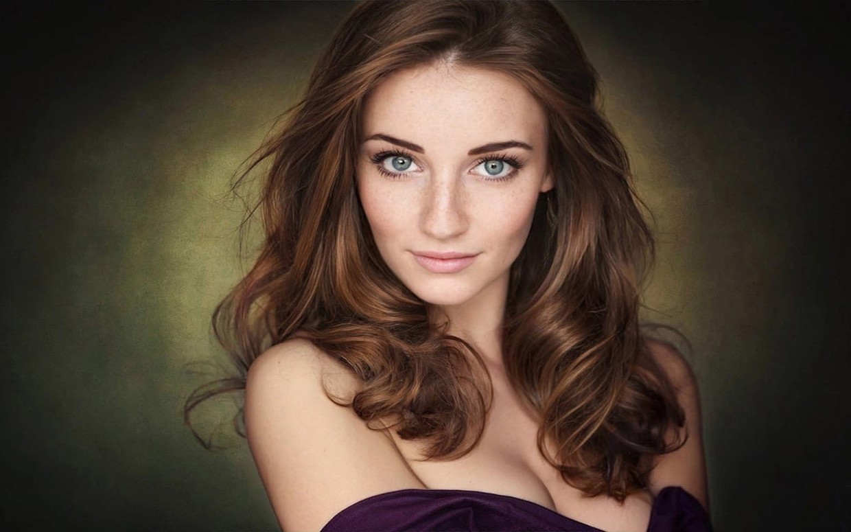 Sexy readhead with amazing eyes