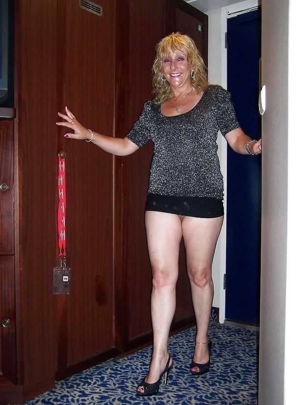 mature mini skirt no panties pussy public