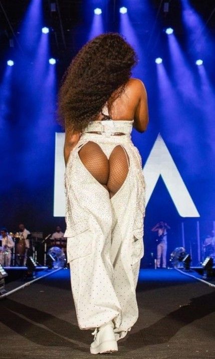 Iza mostrando a bunda
