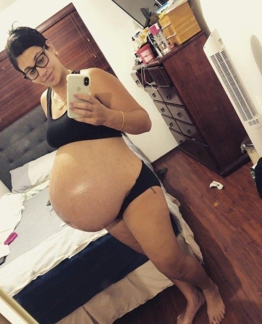 Preggo Beauty - Big Belly & Glasses