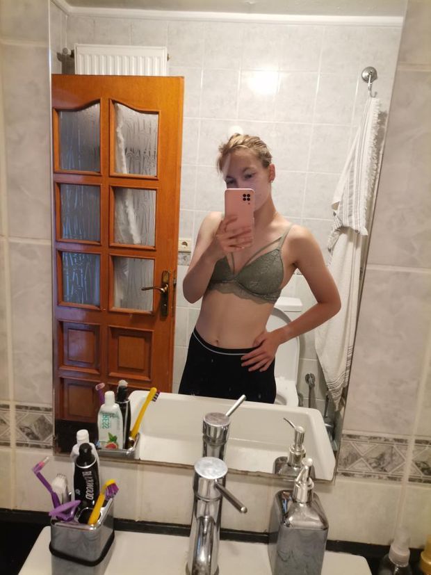 Cute photo for her bf after i raw fuck her in hotel again