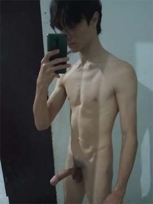 Asian twink of 22 yo in Cerritos CA, smooth and sexy looking for a top to handle his butt