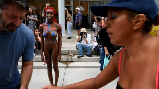 beauty getting bodypainted showing off her great butt (and all of her other private bits as well)