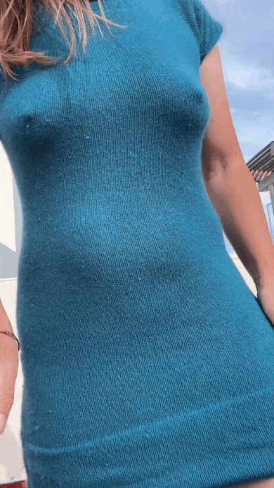 Flashing her meaty cunt