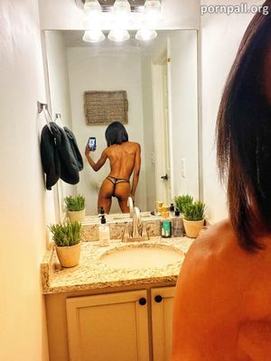 Grab my ass and whisper in my ear 掠