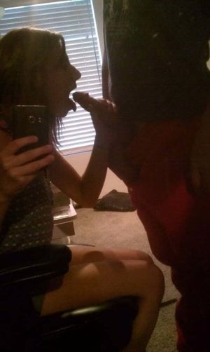 Amateur brunette taking her photo in the mirror while stick a dick in her mouth