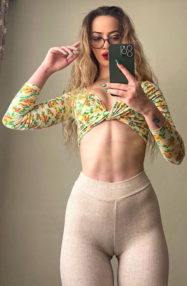 Turkish Slut Oznur's Cameltoe